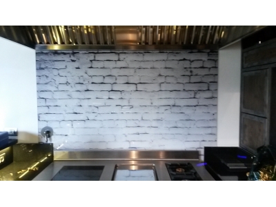 vetro verniciato temperato con immagine in stampa digitale    incollato a muro in sostituzione di mattonelle locale cucina